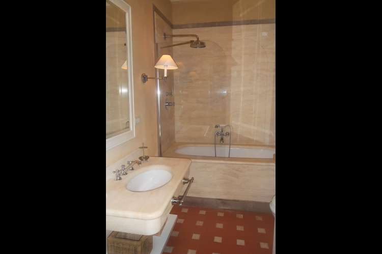 Bildet viser bad med badekar i feriehus nært sjøen i Toscana.