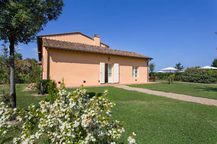 Bildet viser feriehus ved kysten i Toscana.