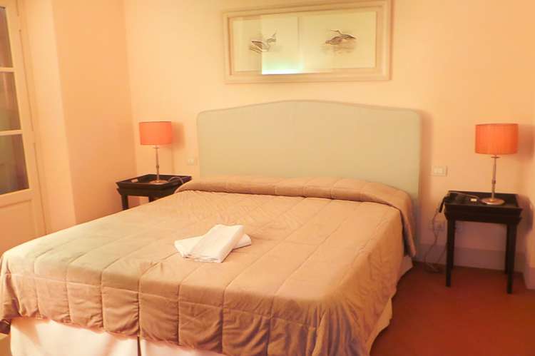 Bildet viser feriebolig med dobbeltseng i Toscana.