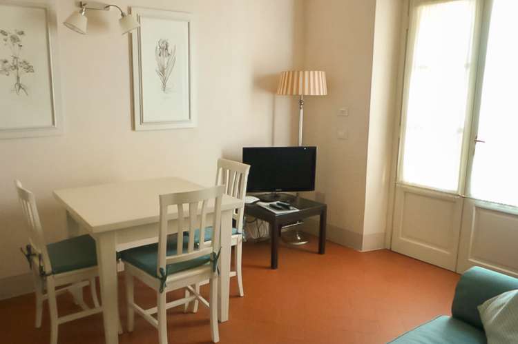 Bildet viser stue i feriehus nært sjøen i Toscana.