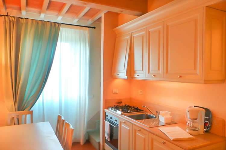 Bildet viser kjøkken i ferieleilighet ved Pisa i Toscana.