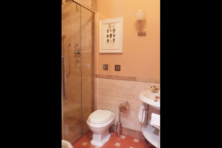 Bildet viser bad med dusj i feriebolig ved Pisa i Toscana.