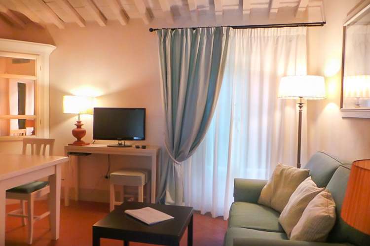 Bildet viser stue i feriebolig nært Pisa i Toscana.