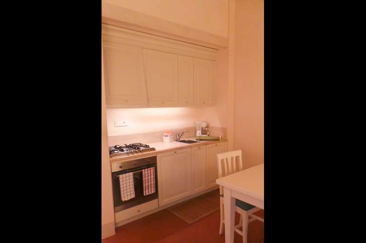 Bildet viser kjøkken i ferieleilighet ved sjøen i Toscana.