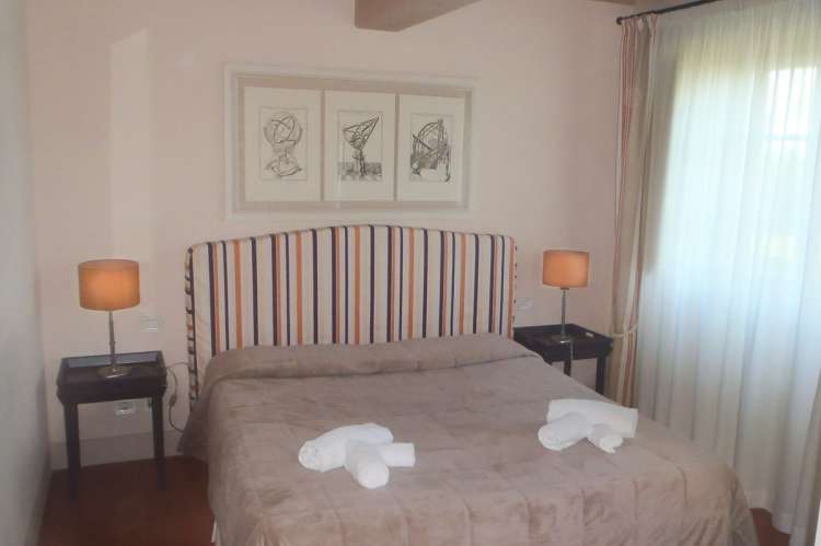 Bildet viser soverom med dobbeltseng i ferieleilighet nært Pisa i Toscana.