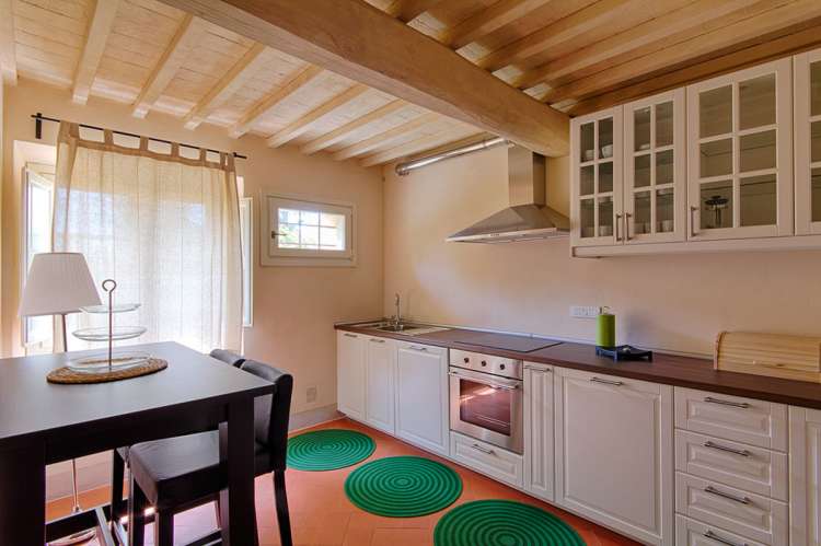 Bildet viser kjøkken med spisebord i stort feriehus ved Pisa i Italia.