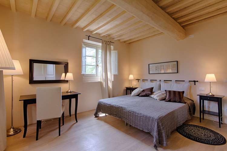 Bildet viser soverom i feriebolig ved kysten i Toscana.