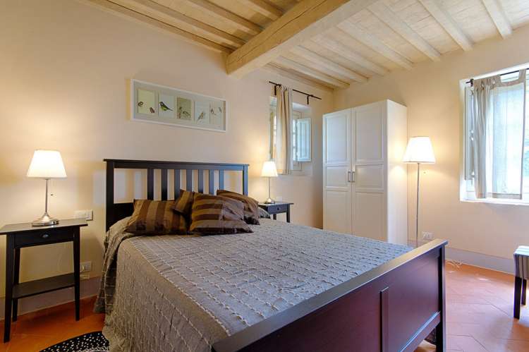 Bildet viser soverom i vakkert feriehus ved kysten i Toscana.
