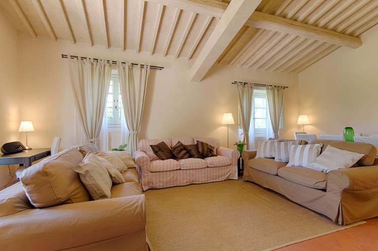 Bildet viser lekker stue med sofaer i feriehus ved kysten i Toscana.