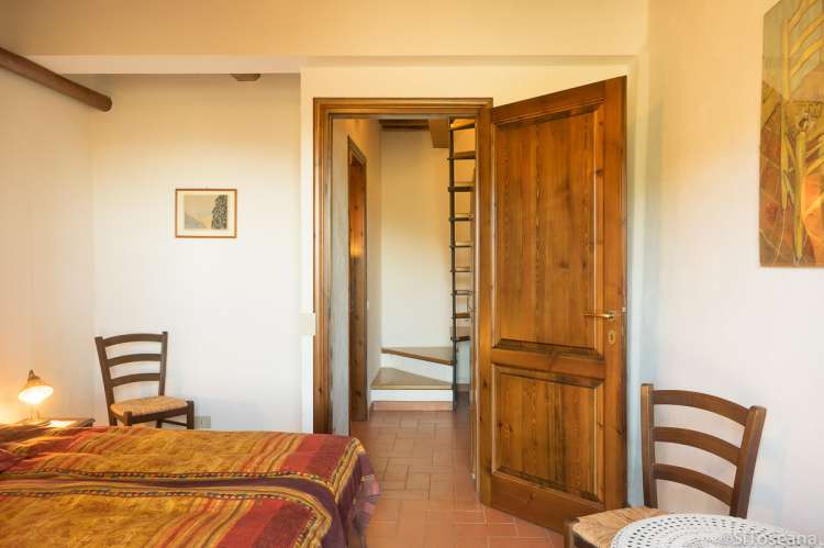 Soverommet nede med to enkeltsenger som også kan slås sammen til en dobbeltseng. Soverommet nede med to enkeltsenger som også kan slås sammen til en dobbeltseng. Dør til gangen, badet og trapp opp. Bilde