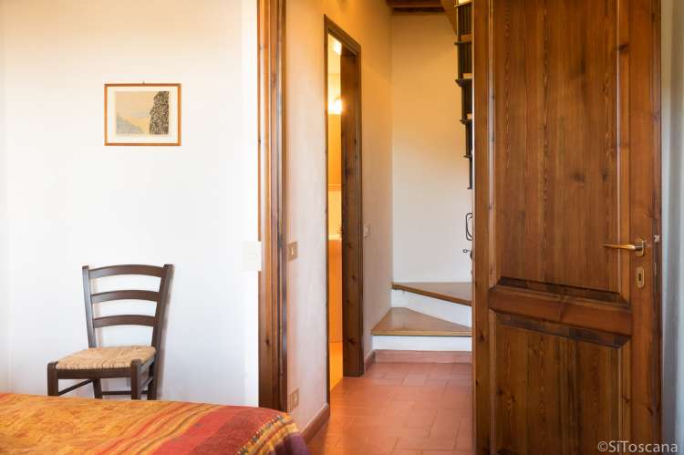 Fra soverommet i underetasjen. Bilde fra soverommet nede til gang og trapp opp.  til oppholdsrom med kjøkken