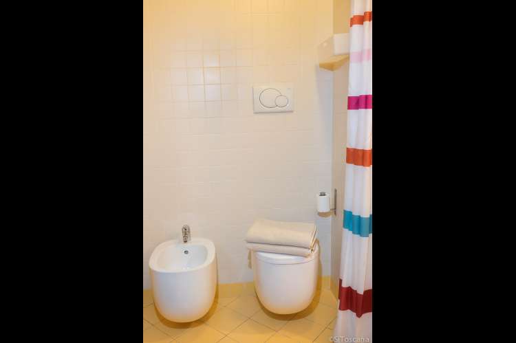 Badet i underetasjen. Begge de to badene i ferieboligen har bidet. Her bilde av badet nede.