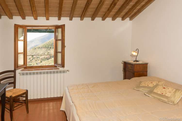 Soverommet i 2 etg. Flott utsikt mot Pisa og sjøen.  Soverommet oppe i ferieboligen Casetta Livia. Her er flott utsikt mot Pisa og sjøen. Takvifte. Bilde