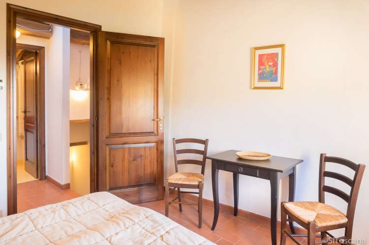 Fra soverommet oppe til gang og trapp ned til oppholdsrommet.  Bilde fra soverommet oppe til gang og trapp ned til oppholdsrommet.