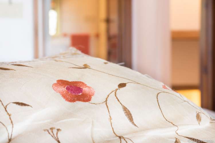 Detaljbilde av et sengeteppe.