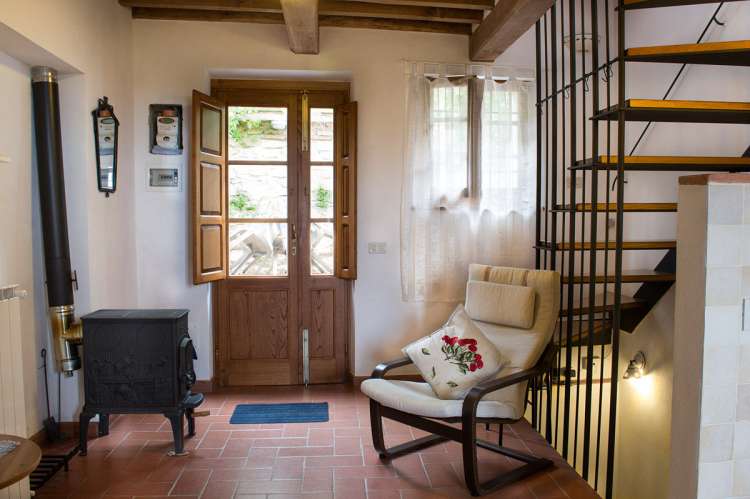 Direkte utgang til terrasse og hage.  Oppholdsrom med direkte utgang til terrasse og spiseplass i hagen. Norsk vedovn til bruk i den kjølige årstid og ved langtidsleie. Bilde.