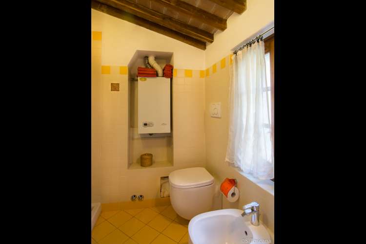 Vindu ut mot hagen. Bad med vindu ut mot hagen til feriehuset. I tillegg til toalett er det også en bidet. Bilde