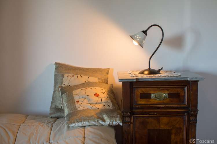 Toskansk nattbord med marmorplate. Nattbord med marmorplate i tradisjonell toskansk stil. Bilde