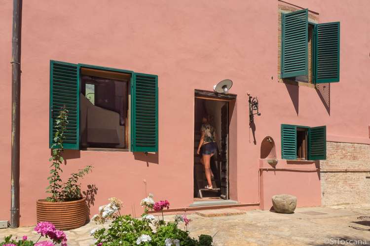 Bildet viser inngangspartiet fra terrassen i ferieleiligheten Casa Rosa med basseng.