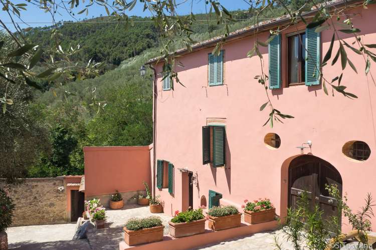 Bildet viser feriehuset Casa Rosa i grønne omgivelser ved landsbyen Montemagno i åssiden utenfor Pisa.