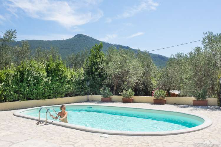 Bildet viser basseng i ferieleiligheten Casa Rosa ved Calci, utenfor Pisa. Fjellene Monti Pisani i bakgrunnen.