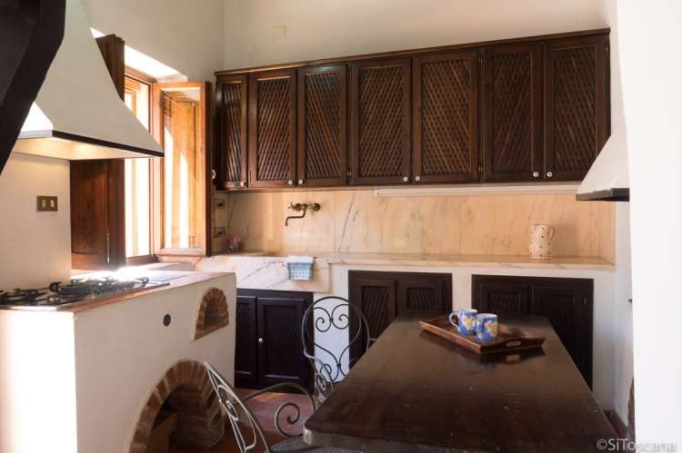 Bildet viser kjøkken i ferieleiligheten Casa Rosa med basseng.