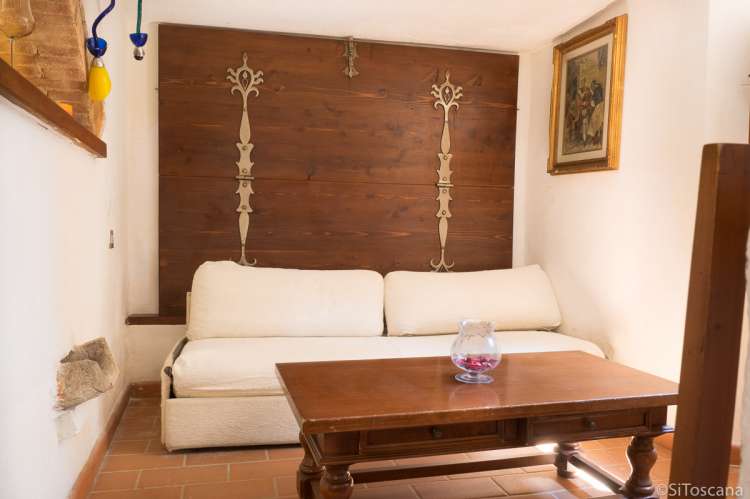 Bildet viser stue med sovesofa i ferieboligen Casa Rosa i Toscana.