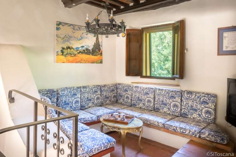Bildet viser stue med sofaer i feriehuset Casa Rosa ved Pisa.