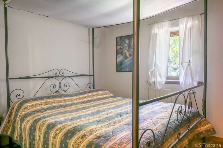 Bildet viser soverom med dobbeltseng i ferieleiligheten Casa Rosa like utenfor Pisa.