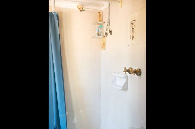 Bildet viser baderom i feriehuset Casa Rosa ved Pisa.