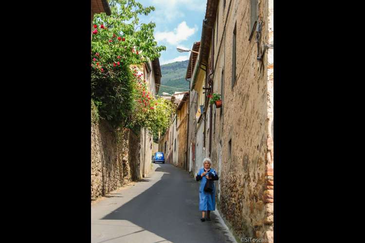 Bildet viser italiensk dame i gaten i landsbyen Montemagno i Toscana.