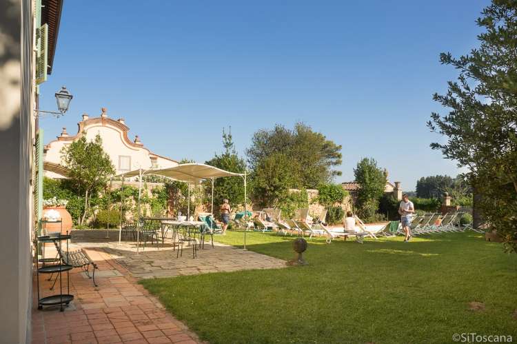 Bildet viser hage utenfor stor villa med 10 soverom ved Pisa i Toscana.