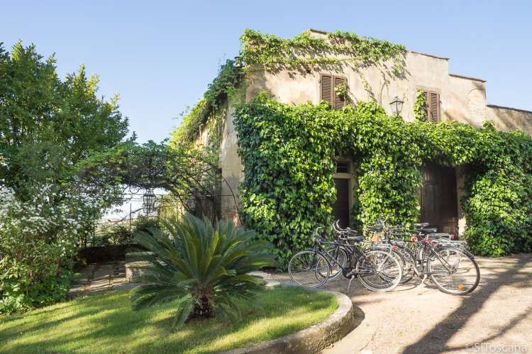 Bildet viser sykler utenfor stor villa til utleie ved Pisa i Toscana.