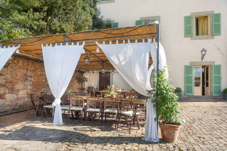 Bildet viser terrasse i stor villa ved Pisa i Toscana.