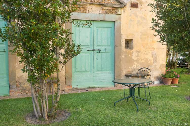 Bildet viser gammel kirke ved feriehus i Italia.