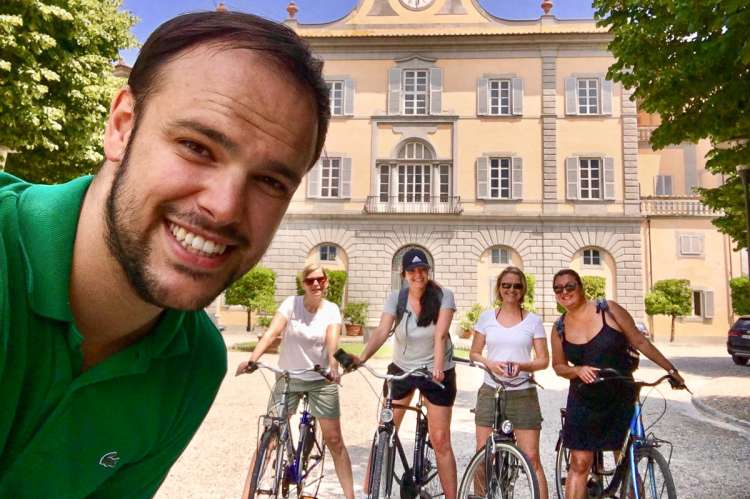 Bildet viser Fabio som er vertskap på feriehuset Palazzo Pietro ved Pisa.