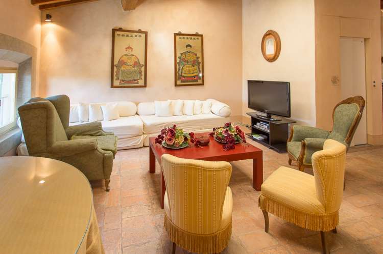 Bildet viser TV-stua i 3. etg. i feriehuset Palazzo Pietro. Heisen kan sees i bakgrunnen. Huset ligger i Toscana mellom Pisa og Firenze.