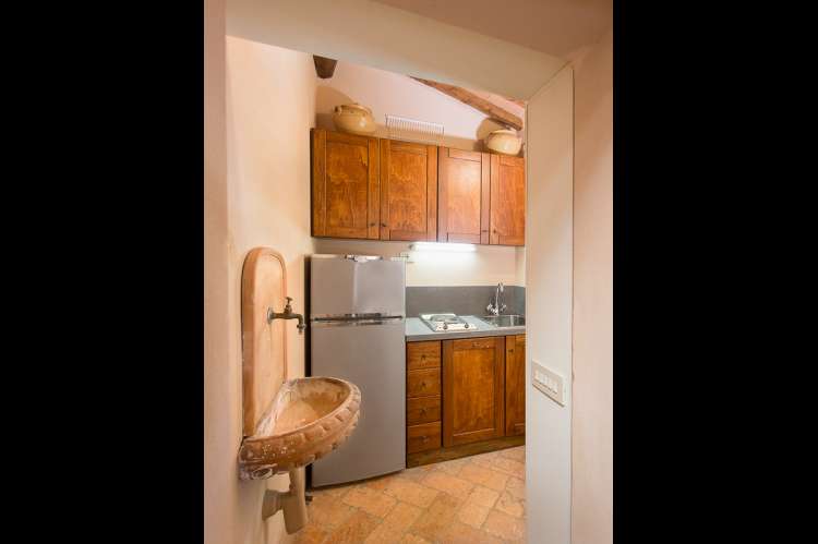 Bildet viser det ekstra kjøkkenet i feriehuset Palazzo Pietro. Huset ligger i Toscana, mellom Pisa og Firenze.