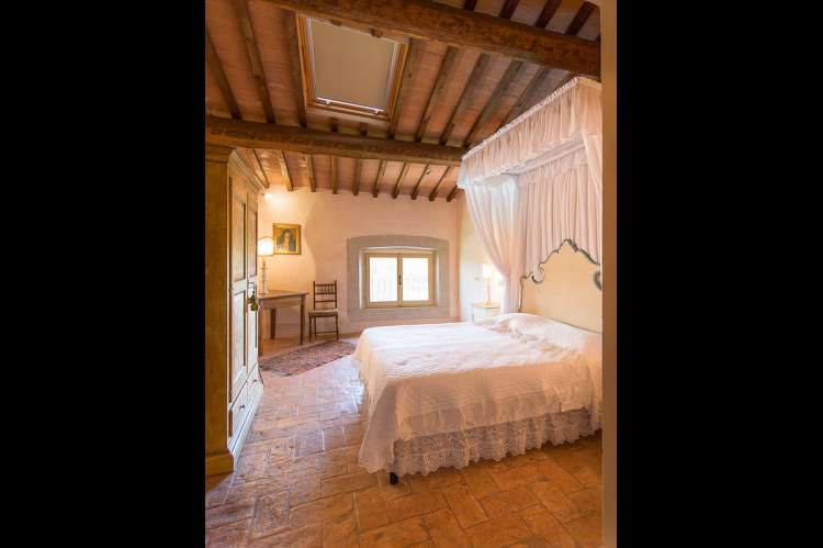 Bildet viser ett av soverommene i feriehuset Palazzo Pietro. Huset ligger i Toscana, mellom Pisa og Firenze.