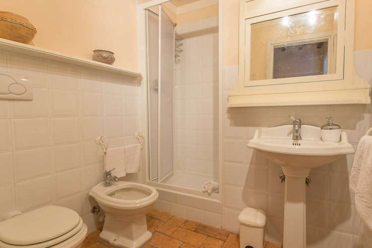 Bildet viser ett av badene i feriehuset Palazzo Pietro. Huset ligger i Toscana, mellom Pisa og Firenze.