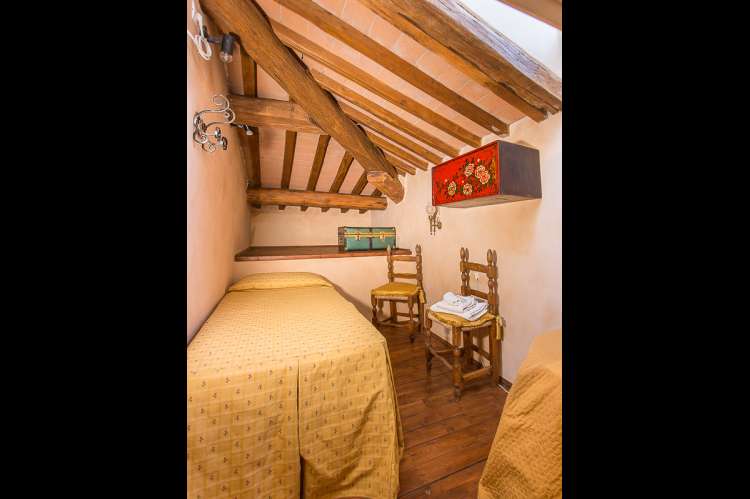 Bildet viser soverommet som ligger i 4. etg. i feriehuset Palazzo Pietro. Huset ligger i Toscana, mellom Pisa og Firenze.