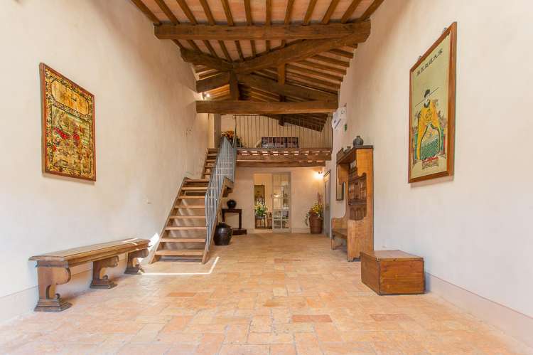 Bildet viser hallen i 3. etg. i feriehuset Palazzo Pietro. Trappa går opp til soverom, bad soveplass på hems. Huset ligger i Toscana mellom Pisa og Firenze.