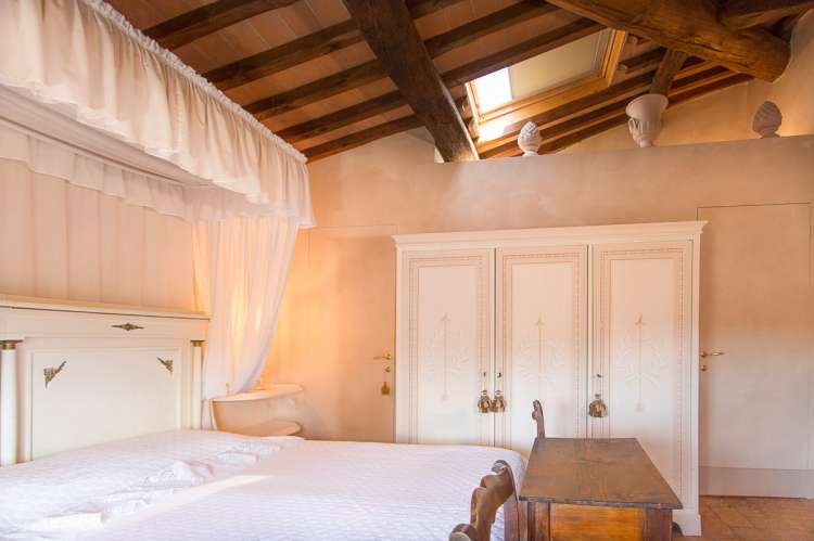 Bildet viser ett av soverommene i feriehuset Palazzo Pietro. Huset ligger i Toscana mellom Pisa og Firenze.