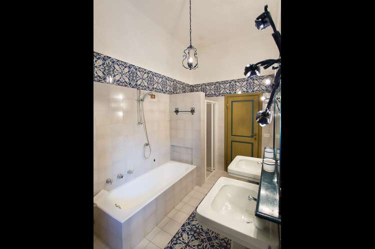 Bildet viser ett av badene i 2. etg i feriehuset Palazzo Pietro. Huset ligger i Toscana, mellom Pisa og Firenze.