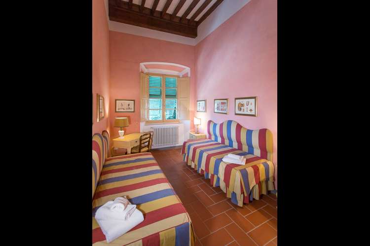 Bildet viser soverom med to enkeltsenger i 2. etg. i feriehuset Palazzo Pietro. Huset ligger i Toscana, mellom Pisa og Firenze.