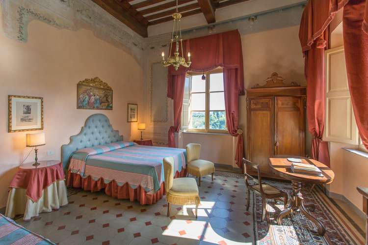 Bildet viser ett av soverommene i feriehuset Palazzo Pietro. Huset ligger i Toscana mellom Pisa og Firenze.
