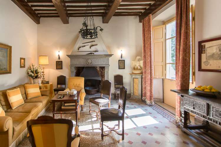 Bildet viser stue med peis i feriehuset Palazzo Pietro. Huset ligger i Toscana, mellom Pisa og Firenze.