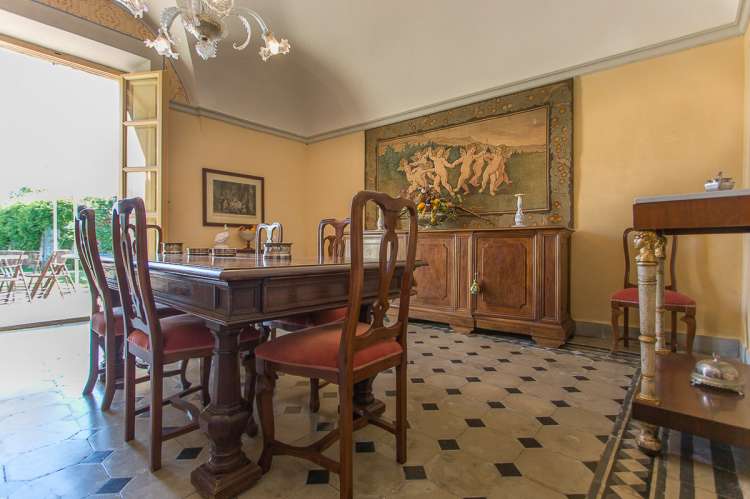 Bildet viser spisestue og dør ut til hage og basseng i feriehuset Palazzo Pietro. Huset ligger i Toscana, mellom Pisa og Firenze.