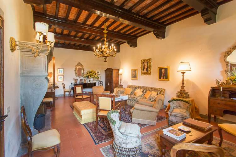 Bildet viser stue med peis i 1. etg. i feriehuset Palazzo Pietro. Huset ligger i Toscana, mellom Pisa og Firenze.