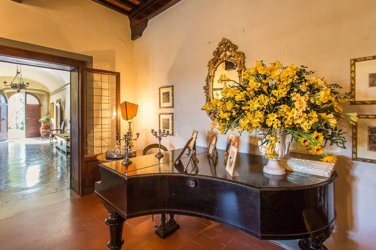 Bildet viser del av stua i 1. etg. med piano, i feriehuset Palazzo Pietro. Huset ligger i Toscana, mellom Pisa og Firenze.